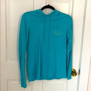 Light blue and yellow vineyard vines sweatshirt.